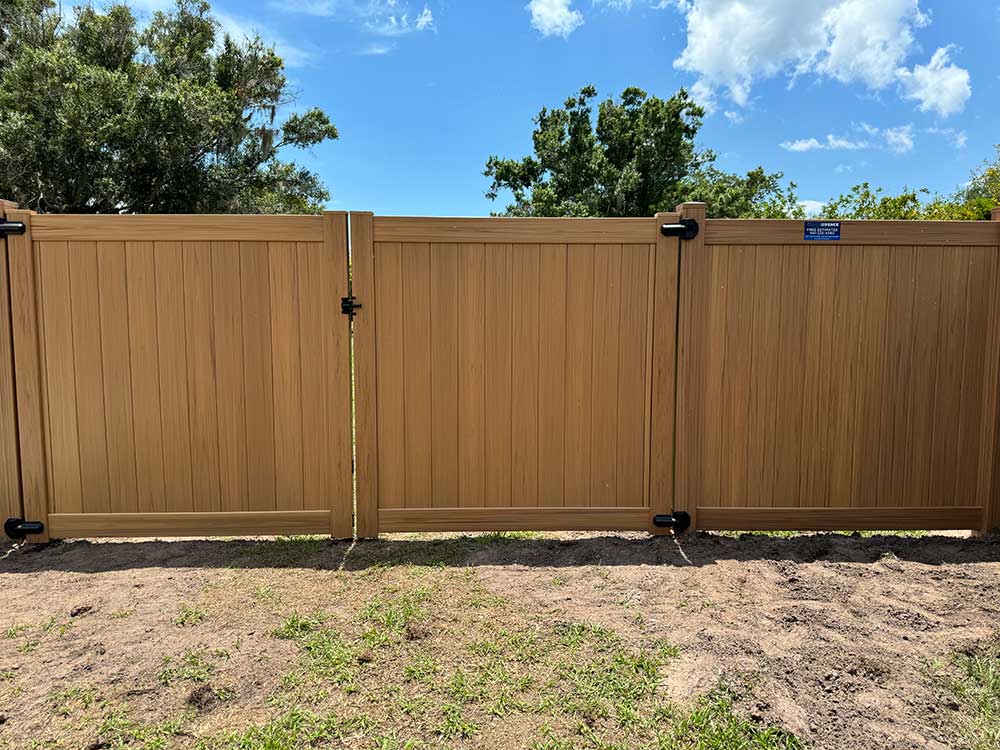 Vinyl Fencing with a Gate